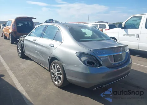 2016 Mercedes-Benz C 300 4Matic z USA, uszkodzony, nr VIN 55SWF4KBXGU127301